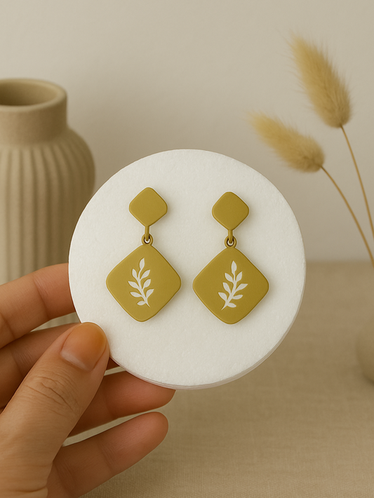 Elegant Gold Leaf Drop Earring