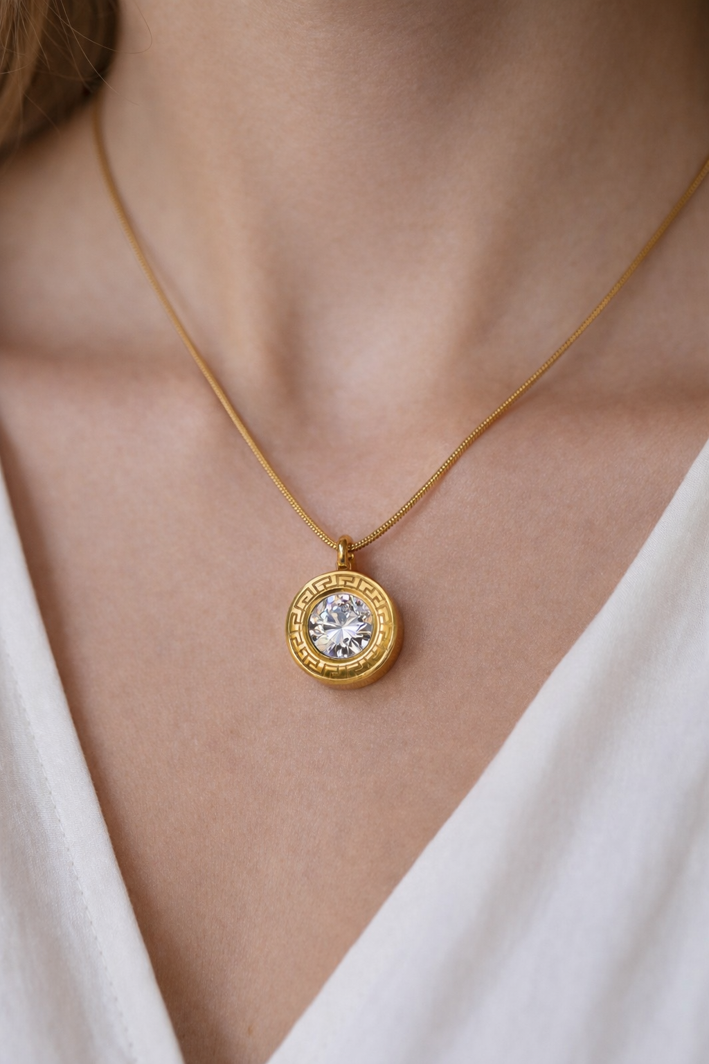 Luxury Gold Pendant Necklace with Sparkling Stone