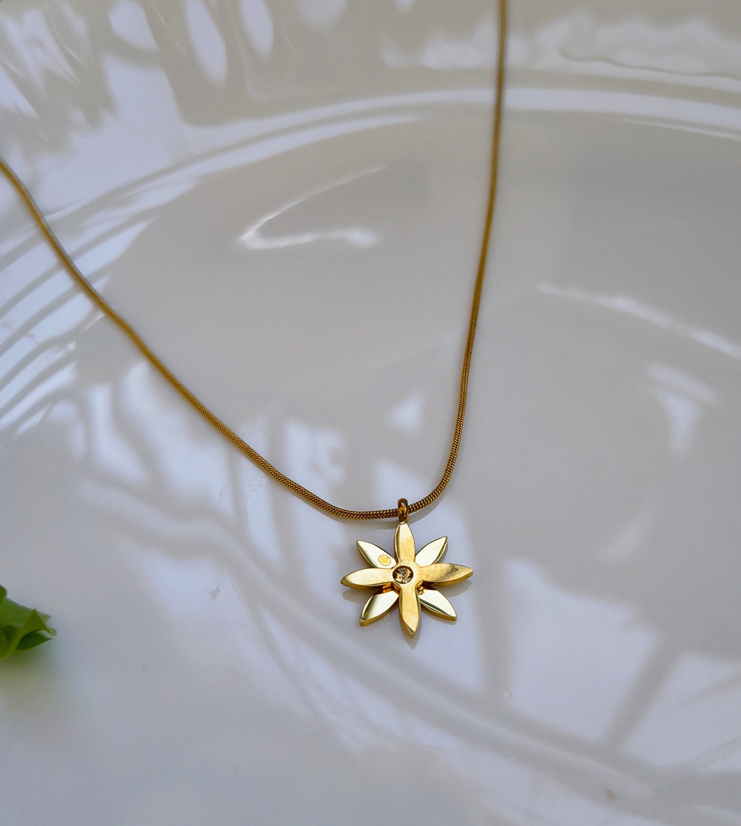 Daisy Pendant Necklace
