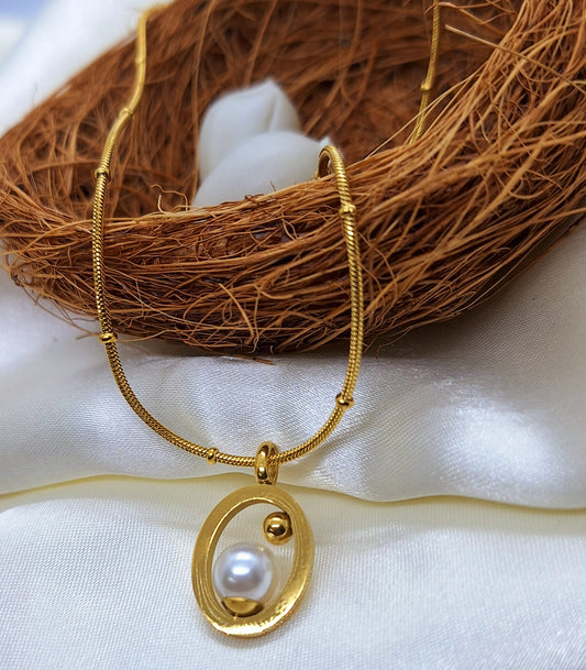 Classic Gold Pearl Necklace - The Perfect Gift