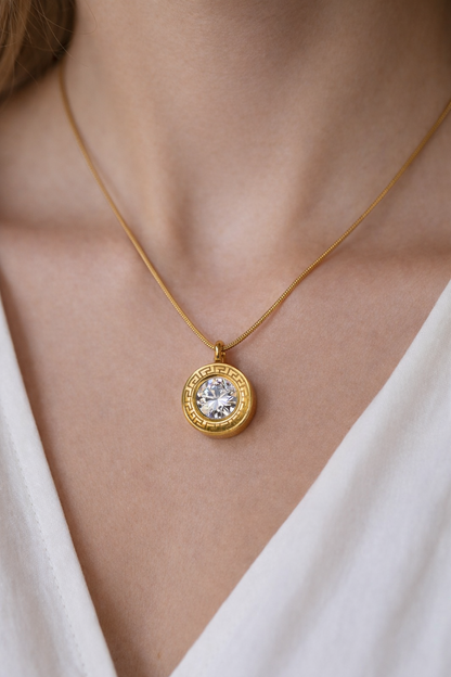 Luxury Gold Pendant Necklace with Sparkling Stone