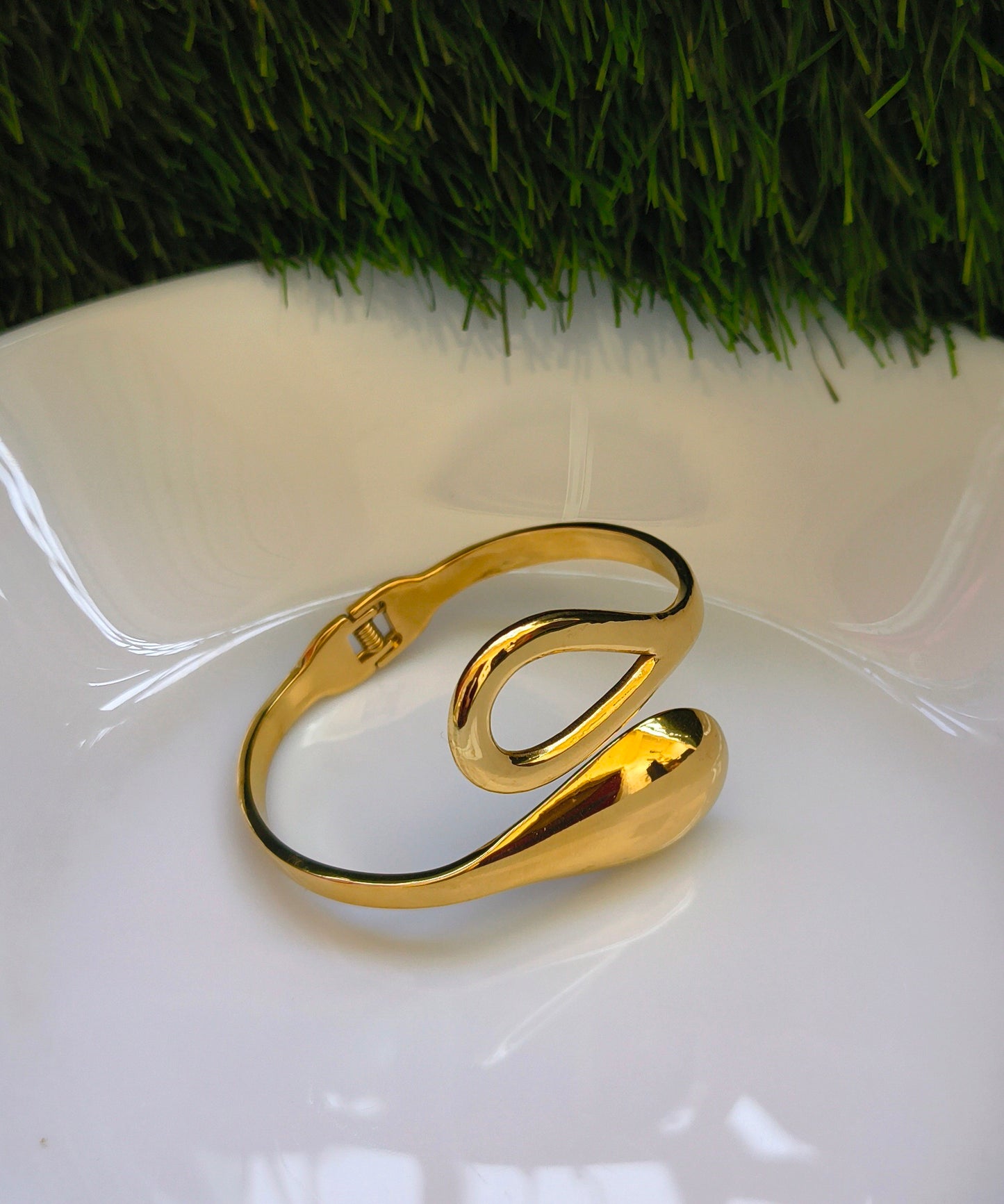 Elegant Gold-Toned Teardrop Bracelet- Anti Tarnish