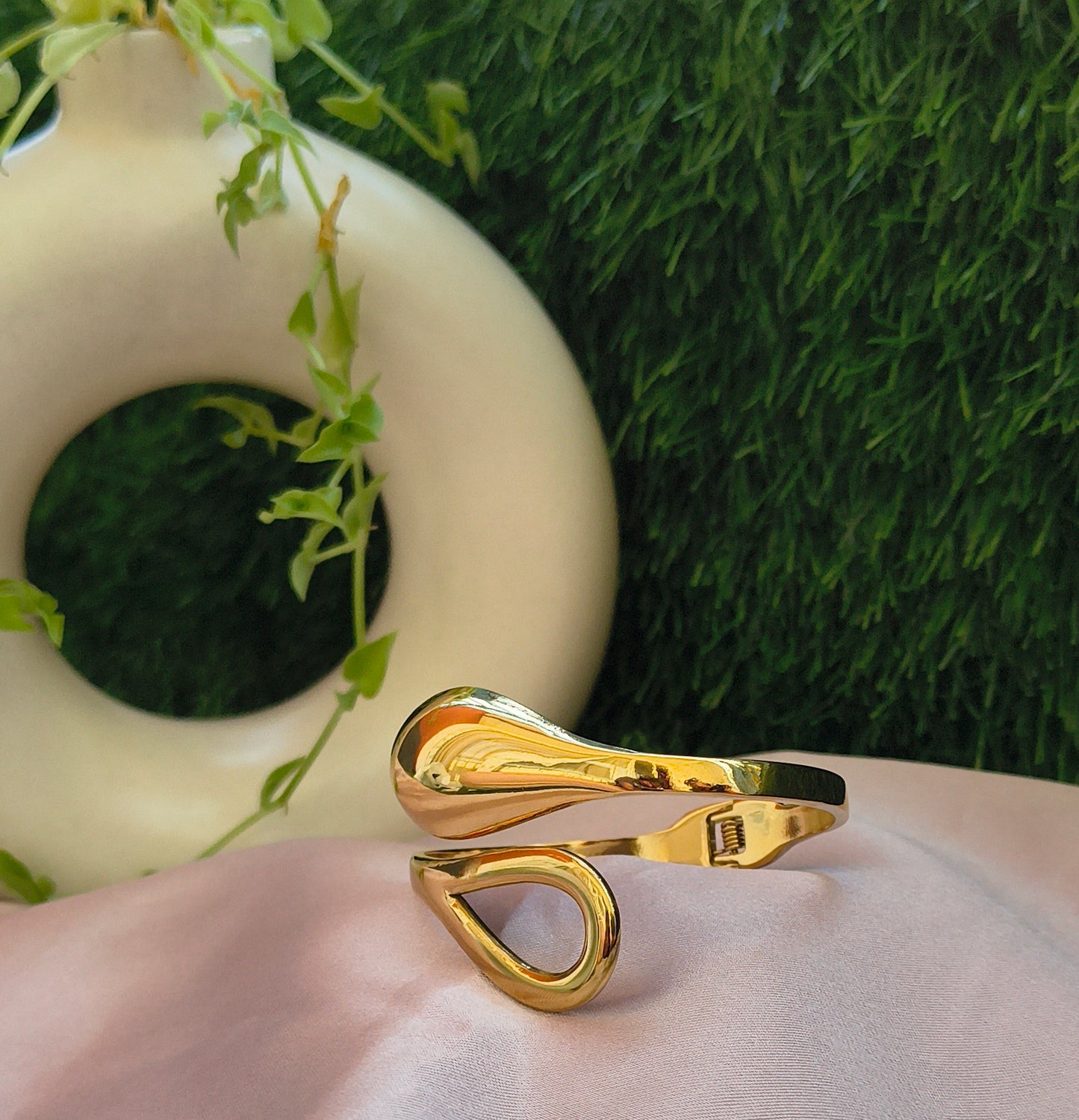 Elegant Gold-Toned Teardrop Bracelet- Anti Tarnish