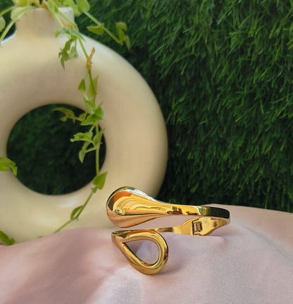 Elegant Gold-Toned Teardrop Bracelet- Anti Tarnish