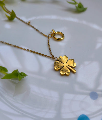 Lucky clover & ring pendant necklace - Elegant & meaningful