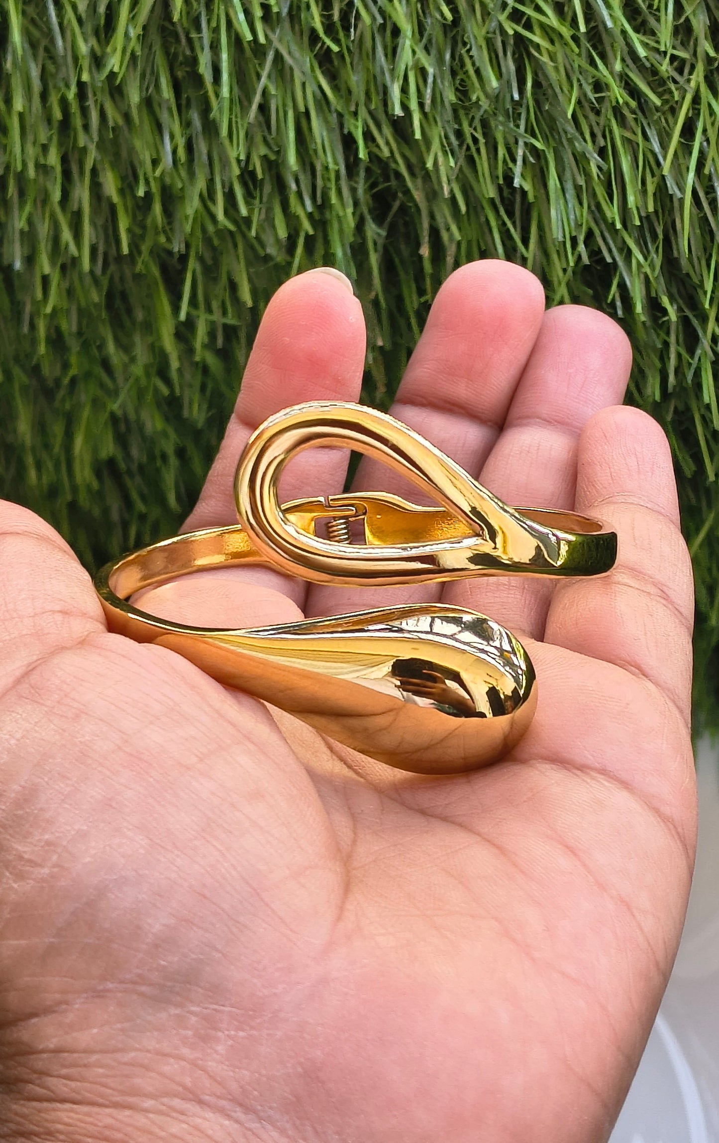 Elegant Gold-Toned Teardrop Bracelet- Anti Tarnish