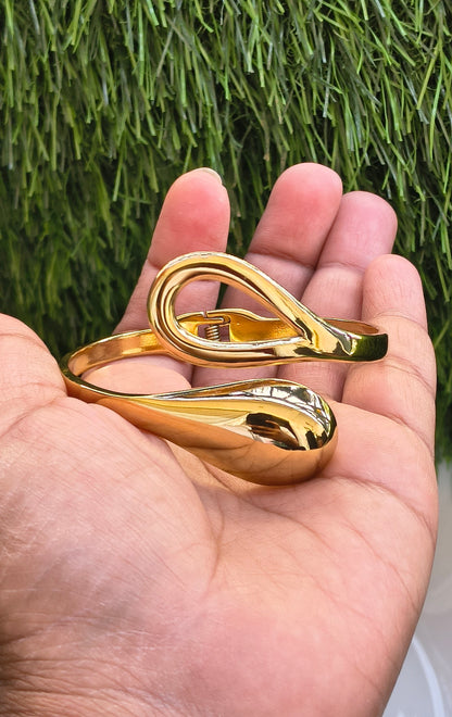 Elegant Gold-Toned Teardrop Bracelet- Anti Tarnish