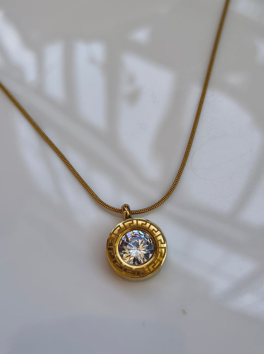 Luxury Gold Pendant Necklace with Sparkling Stone