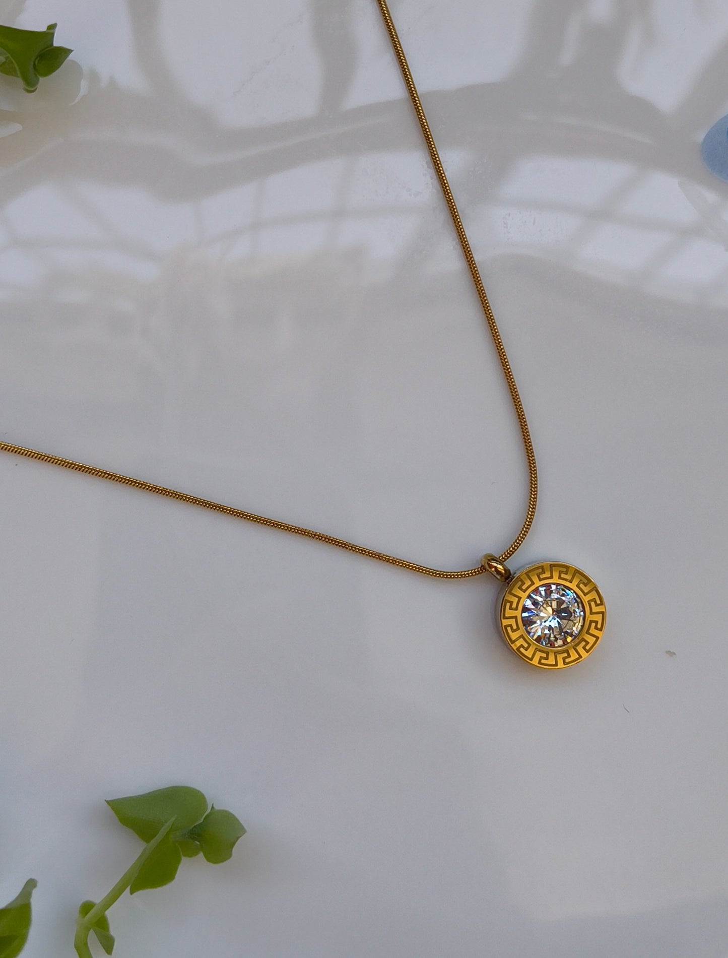 Luxury Gold Pendant Necklace with Sparkling Stone