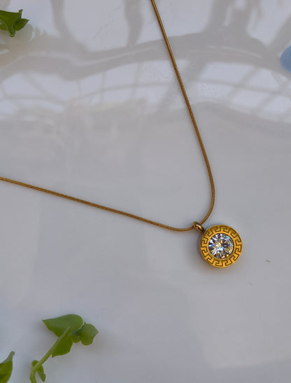 Luxury Gold Pendant Necklace with Sparkling Stone